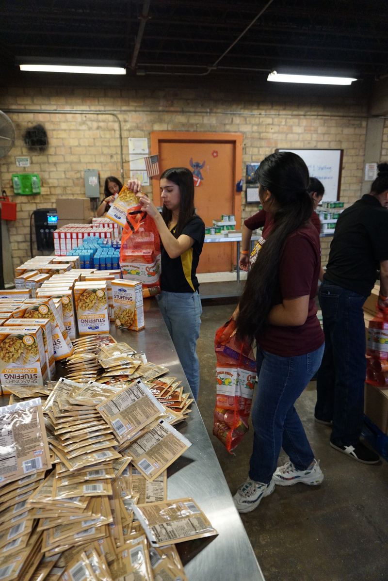 Cansgiving volunteers